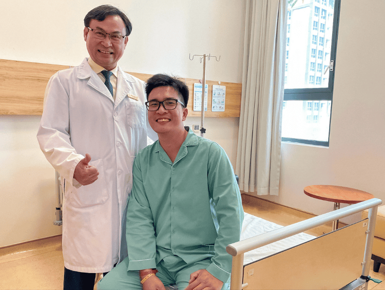 Bác sĩ Ngọc Anh thăm hỏi sức khỏe anh Hòa trước ngày xuất viện
