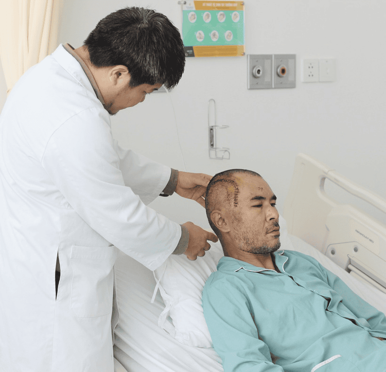 ThS.BS Hoàng Nguyễn Nhật Tân kiểm tra tình trạng vết mổ cho bệnh nhân