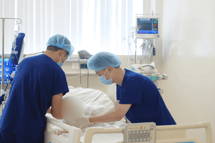 Bác sĩ Trần Thái Bảo cùng ê kíp chăm sóc cho bệnh nhi