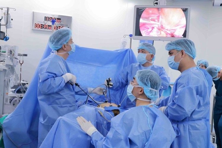 Ê kíp bác sĩ tiến hành phẫu thuật nội soi cắt tử cung toàn phần kèm vét hạch chậu điều trị cho người bệnh