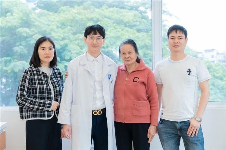 Bệnh nhân cùng con trai trong buổi tái khám sau can thiệp 2 tuần