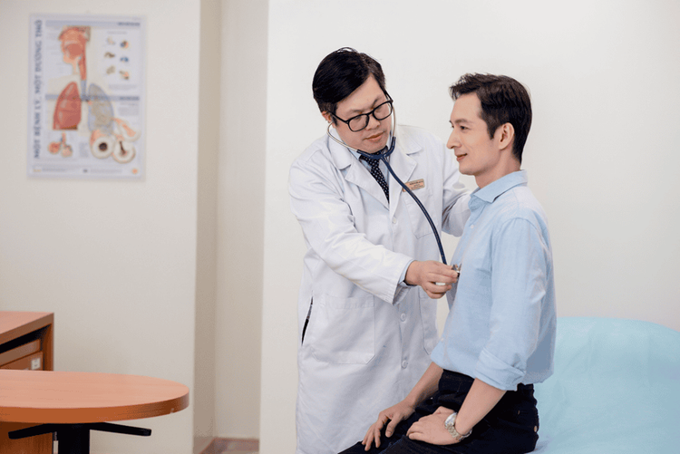 Theo PGS.TS Nguyễn Văn Đĩnh, điều kiện ô nhiễm không khí cùng với thời điểm chuyển mùa thay đổi đột ngột nhiệt độ, độ ẩm là cơ hội cho vi khuẩn, virus rất dễ xâm nhập cơ thể