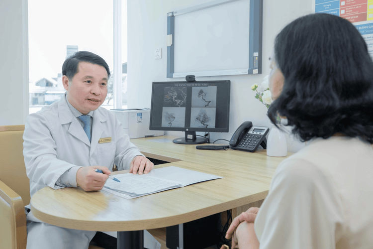 TS.BS Tôn Thất Trí Dũng thăm khám tư vấn cho bệnh nhân