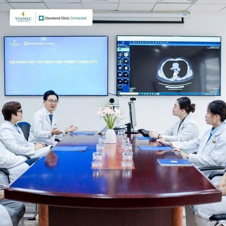 Các bác sĩ tại Hệ thống y tế Vinmec đang trao đổi để tìm ra phương án chữa trị hiệu quả nhất cho bệnh nhân ung thư