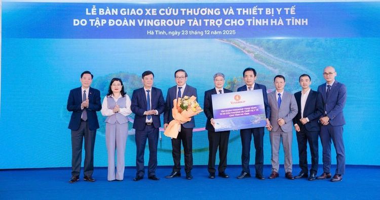 Tập đoàn Vingroup trao tặng 15 xe cấp cứu và thiết bị y tế cho tỉnh Hà Tĩnh