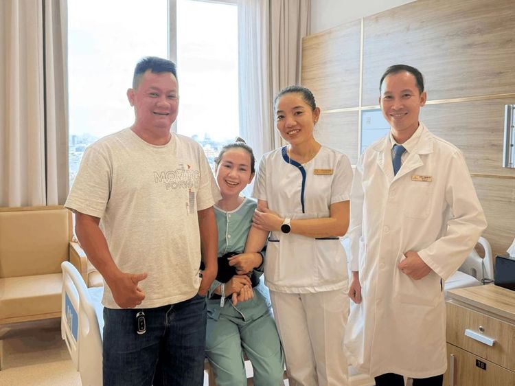 Chị Trang tươi cười ngày xuất viện sau phẫu thuật thoát vị đĩa đệm tái phát tại Vinmec Đà Nẵng