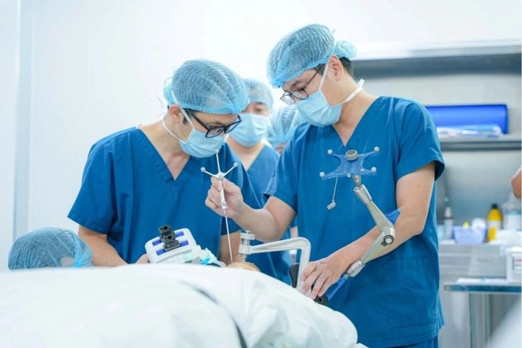 Đội ngũ bác sĩ cài đặt cánh tay Robot AutoGuide trước khi tiến hành đưa điện cực vào nội sọ