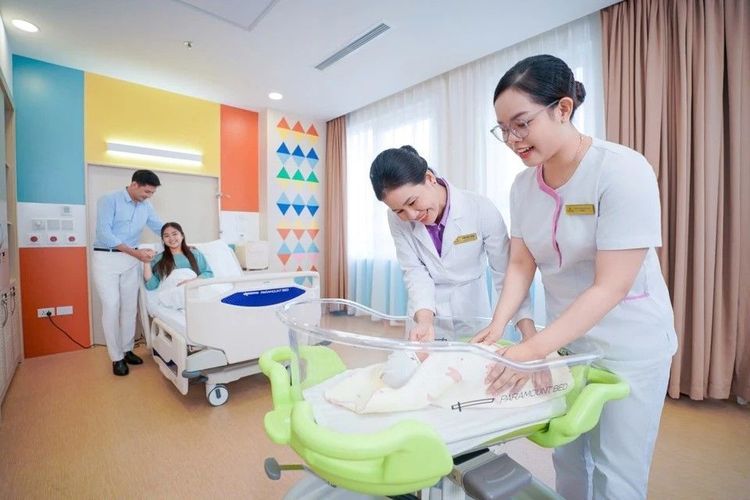 Điều dưỡng hỗ trợ chăm sóc trẻ sơ sinh 24/7, giúp bà mẹ an tâm trong ngày đầu sau sinh