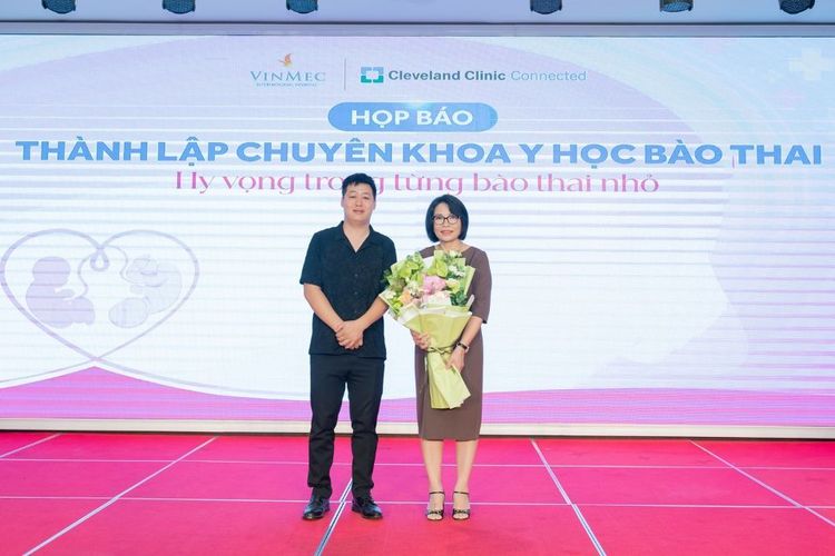 Gia đình chị Trịnh Linh Chi – anh Vũ Xuân Linh tặng hoa tri ân ThS.BS Đinh Thị Hiền Lê tại buổi họp báo thành lập Chuyên khoa Y học bào thai, Vinmec.