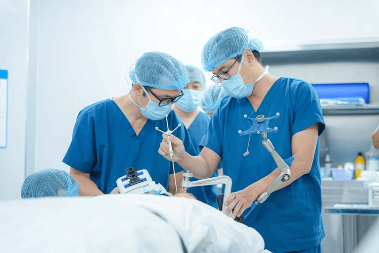 Ê-kíp bác sĩ đang chuẩn bị đưa điện cực vào sọ não, điều trị cho bệnh nhân 9 tuổi mắc động kinh kháng trị