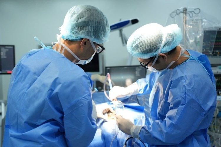 Ê-kíp bác sĩ tại Bệnh viện ĐKQT Vinmec Central Park đang thực hiện phẫu thuật bóc tách u màng não bằng hệ thống định vị thần kinh hiện đại