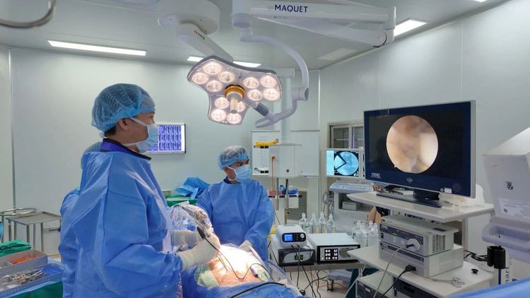 Ê-kíp bác sĩ Vinmec Đà Nẵng thực hiện ca phẫu thuật nội soi thoát vị đĩa đệm tái phát