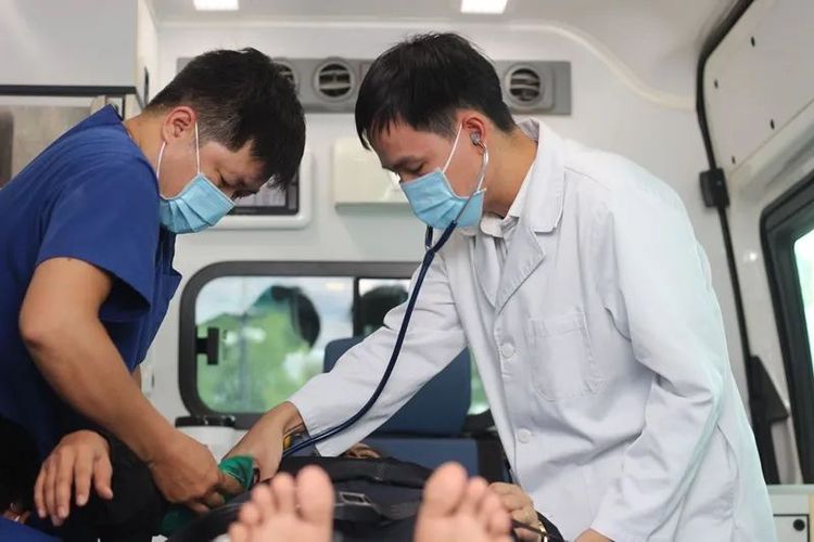 Ê-kíp bác sĩ Vinmec Phú Quốc trên xe cấp cứu, nỗ lực từng phút để cứu sống người bệnh
