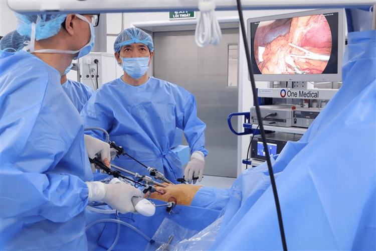 Ekip và bác sĩ tiến hành phẫu thuật nội soi điều trị ung thư dạ dày cho bệnh nhân