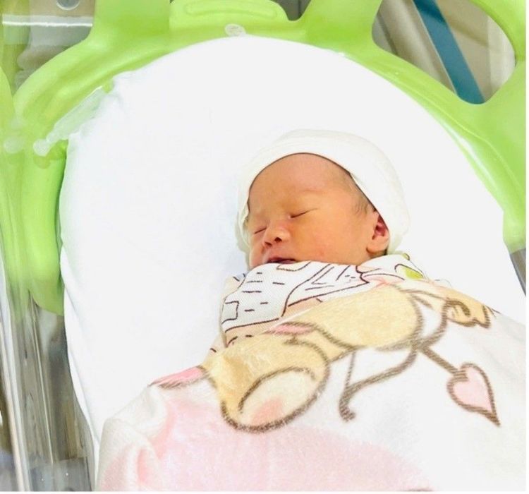 Em bé ổn định sau ca mổ cấp cứu, được theo dõi tại phòng chăm sóc sơ sinh