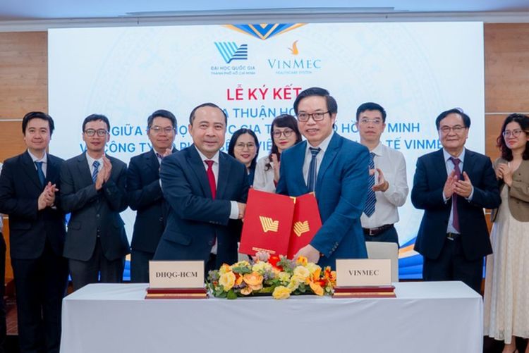 GS.TS.BS Trần Trung Dũng - Tổng giám đốc Hệ thống Y tế Vinmec và PGS.TS Vũ Hải Quân – Giám đốc ĐHQG-HCM đại diện 2 bên ký kết hợp tác