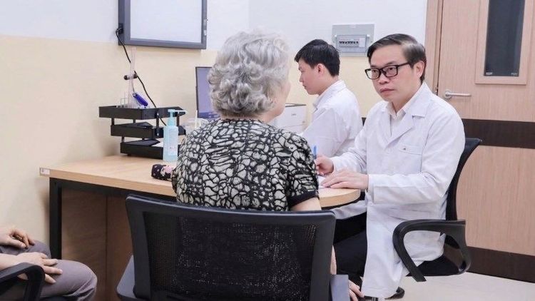 GS.TS.BS Trần Trung Dũng - Tổng Giám đốc Hệ thống Y tế Vinmec - là một trong 24 chuyên gia trực tiếp thăm khám cho người dân trong chương trình lần này