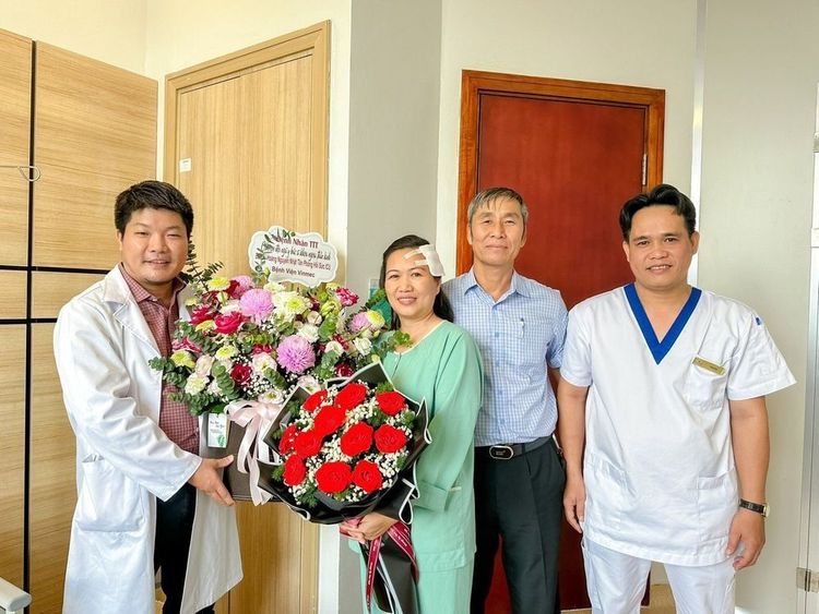The patient and their family present flowers to thank Dr. Hoang Nguyen Nhat Tan upon discharge.