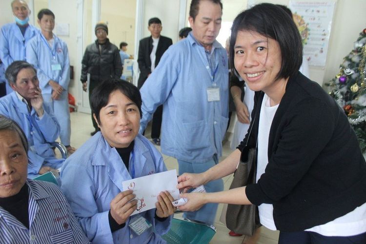 Representatives of Vinmec Hospital gave gifts to patients at the Department of Internal Medicine 2