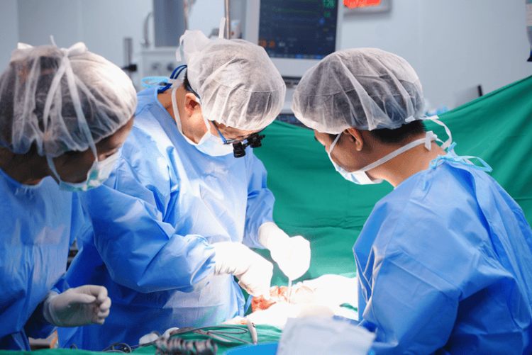 PGS.TS.BS Trần Ngọc Sơn cùng ekip trong một ca phẫu thuật