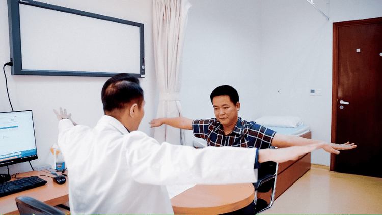 Sau 2 tuần phẫu thuật, tay anh Phong phục hồi tốt, dễ dàng cầm, nắm, dang hai tay như người bình thường