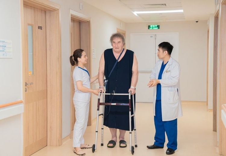 Mr. Angus Robert (UK citizen) after undergoing 3D hip replacement surgery at Vinmec Hai Phong

