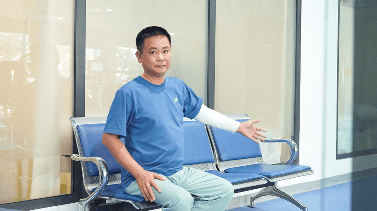 Tay anh Phong sau ba ngày phẫu thuật