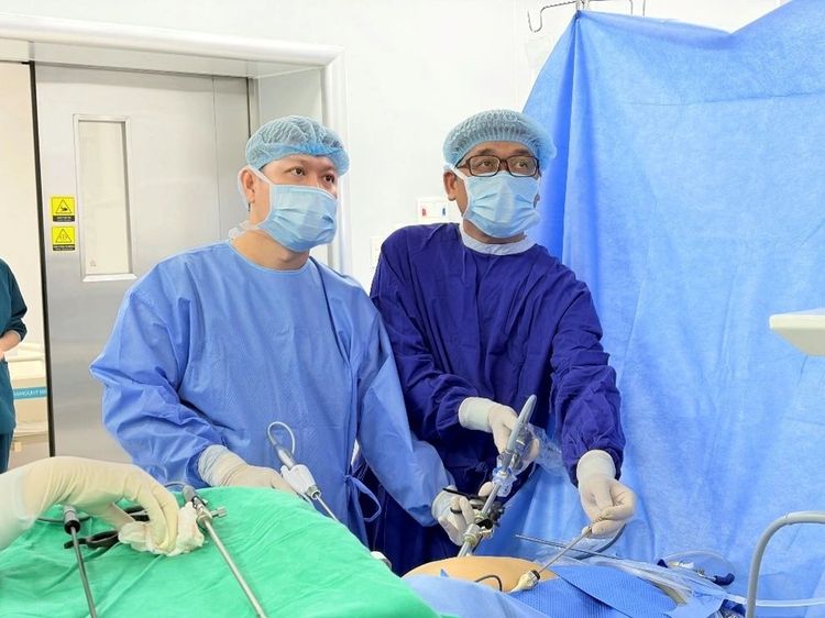 TS.BS Trương Đình Khôi - Trưởng khoa Tiêu hóa - Gan mật - Tiết niệu, Bệnh viện Đa khoa Vinmec Nha Trang và ê-kíp trong ca phẫu thuật