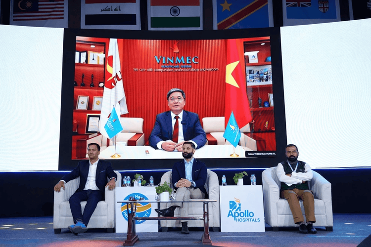 TS Phùng Nam Lâm cùng các chuyên gia quốc tế thảo luận giải pháp đảm bảo an toàn trong bối cảnh bệnh viện tăng trưởng nhanh