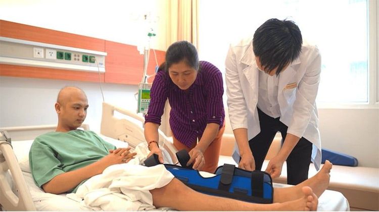 Hành trình vượt ngàn cây số giữ lại đôi chân cho con mắc ung thư xương