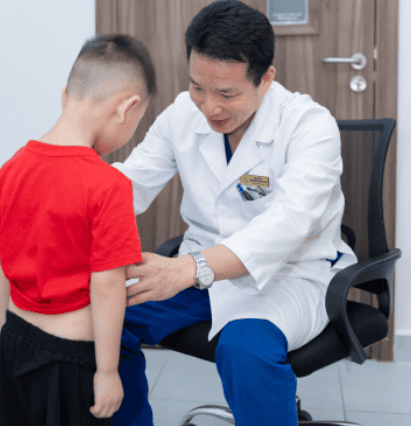 PGS.TS.BS Trần Ngọc Sơn đang khám cho bệnh nhi