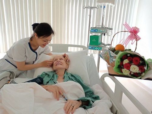 [Vinmec Đà Nẵng] Được cấp cứu kịp thời, du khách mỹ thoát cơn nguy kịch giữa chuyến du lịch đường biển