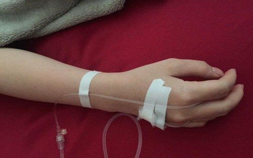 Cảm giác tê, nóng, đau hoặc nhức buốt, thấy sưng phồng lên là những triệu chứng tại chỗ tiêm truyền.
