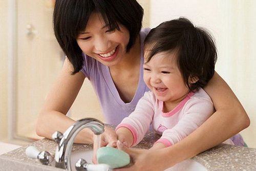 Nhấn vào ảnh để phóng to
Tập cho trẻ thói quen thường xuyên rửa tay với xà phòng diệt khuẩn trước khi ăn và sau khi đi vệ sinh.