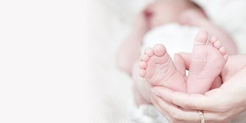 Virus viêm gan B có thể lây từ mẹ sang con.