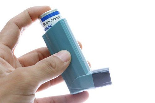 Bình xịt định liều sử dụng một chất đẩy thuốc hóa học để tạo ra luồng phun (nhát