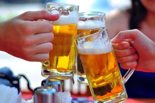 Sau tắc ruột, người bệnh không nên uống rượu bia, nước có ga hay sử dụng chất kích thích.