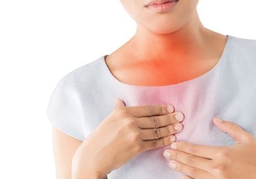 Tức ngực giữa kèm theo đau nhức lưng có nguy hiểm không?
