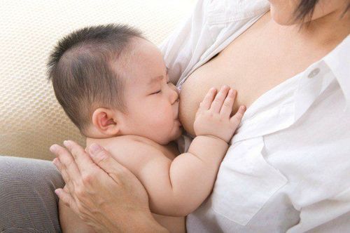 Với trẻ sơ sinh và sinh non cách tốt nhất để bổ sung DHA là cho trẻ bú hoàn toàn bằng sữa mẹ
