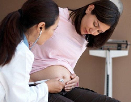 Việc thăm khám thai định kỳ sẽ giúp mẹ bầu và bác sĩ theo dõi sự phát triển của thai nhi một cách chi tiết