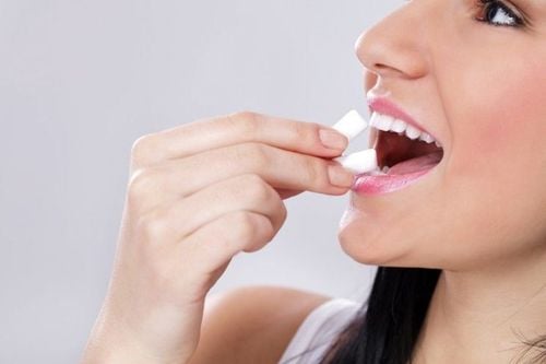 Ăn kẹo cao su giúp làm giảm nhẹ cảm giác vướng họng