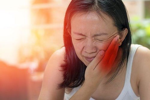 Đau hàm, đau lan ra hai tai là biểu hiện cơ bản của quai bị