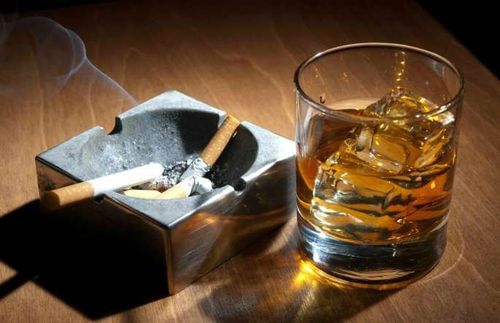 Việc sử dụng rượu và thuốc lá cũng là thông tin quan trọng mà bác sĩ sẽ khai thác từ bạn