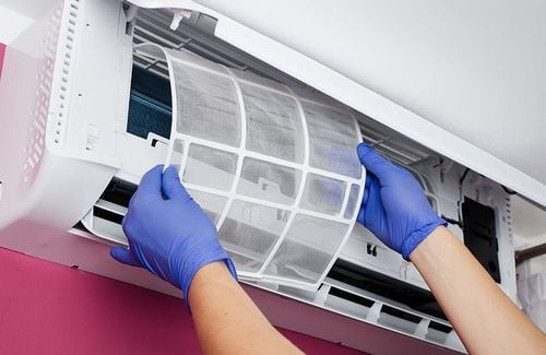 Trẻ bị sốt có nên nằm điều hòa không?