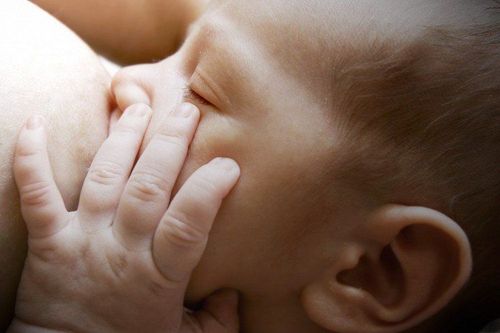 Nên cho con bú mẹ từ sớm