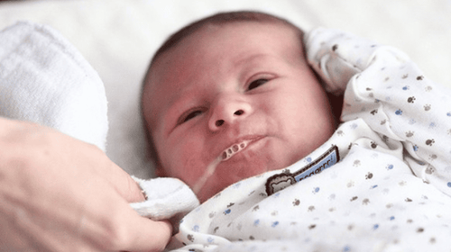 Trẻ nôn ói là một biểu hiện của bệnh nhiễm trùng huyết
