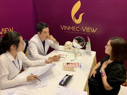 Bác sỹ, tiến sĩ Lee Hoo Bin (BV thẩm mỹ View trực tiếp tư vấn làm đẹp cho khách hàng tại Ngày hội thẩm mỹ