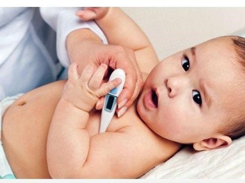 Trẻ có thể bị sốt sau khi tiêm vắc-xin, cần chú ý các dấu hiệu sốt bất thường