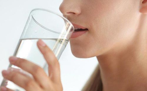 Bệnh nhân sốt xuất huyết nên uống nhiều nước