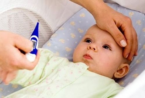 Trẻ sơ sinh bị nhiễm trùng máu thường xuất hiện triệu chứng sốt cao trên 38 độ C